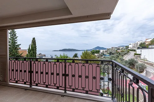 Moderne 2-Zimmer-Wohnung mit Panoramablick auf das Meer – Pržno, 68 m²